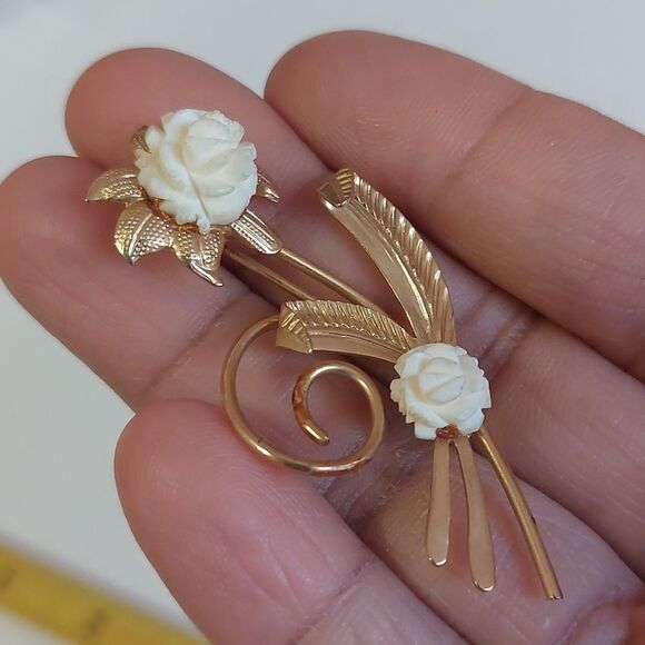 Vintage Carved Celluloid White Flower Bouquet Gold Tone Brooch Pin - Picture 3 of 7